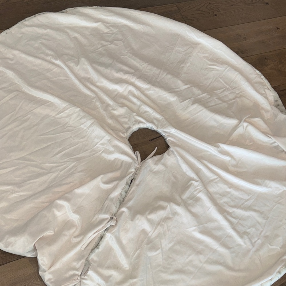 Christian Siriano Leopard Cream Faux Fur Tree Skirt - Picture 3 of 5